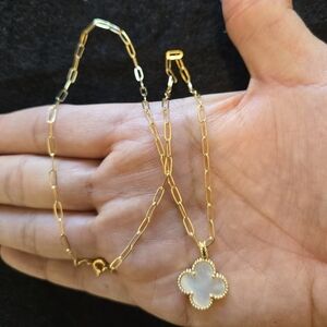 Nice Solid 18k Yellow Gold and White Clover Pendant Necklace